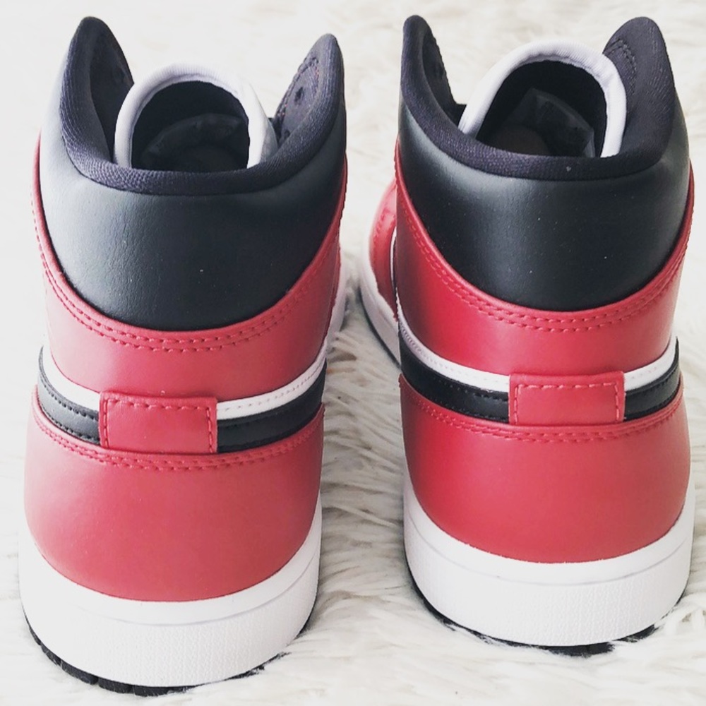 NIKE AIR JORDAN 1 MID ‘CHICAGO BLACK TOE’ SNEAKERS - Picture 7 of 15